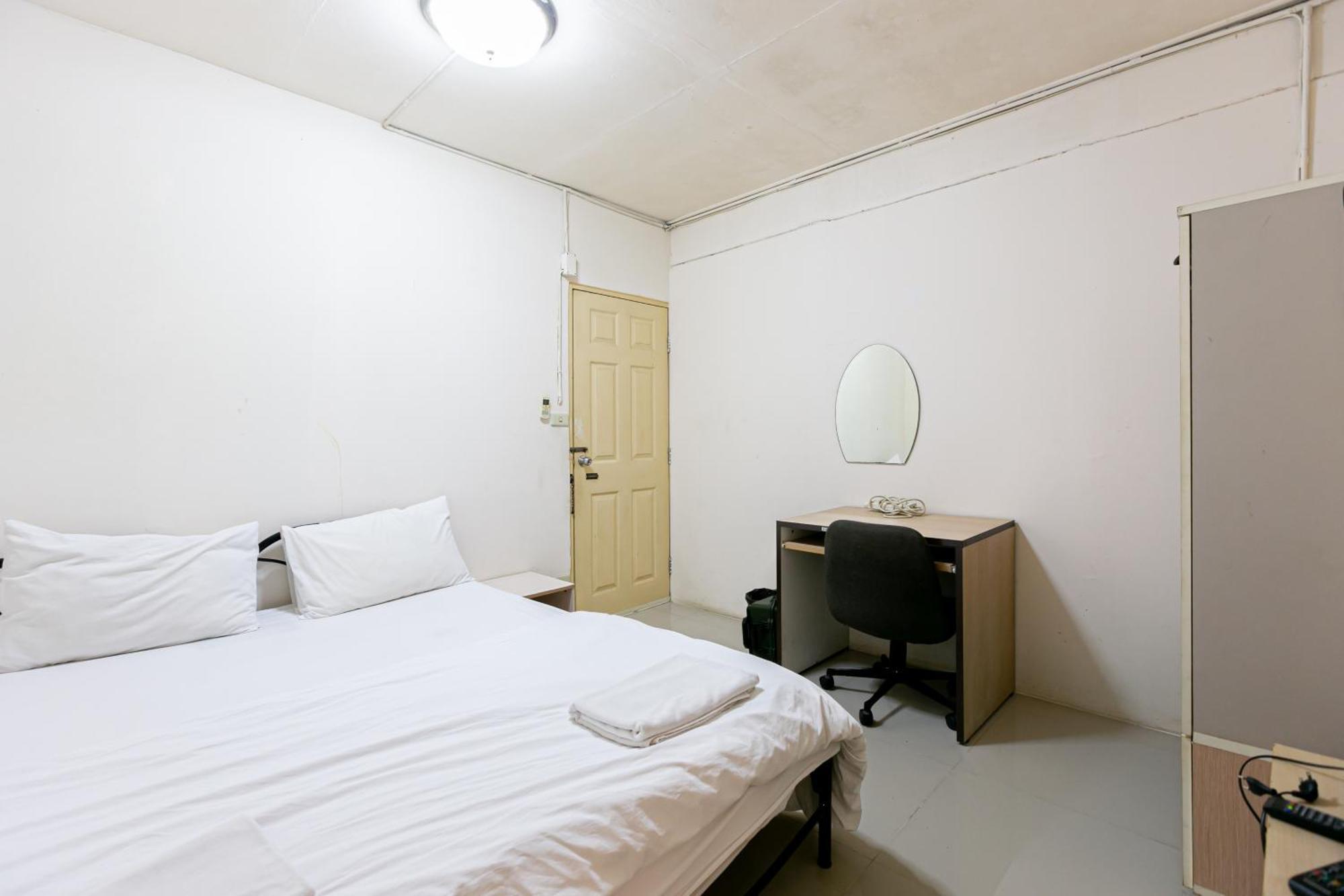 Freesia Saladaeng Silom Apartments 曼谷 外观 照片